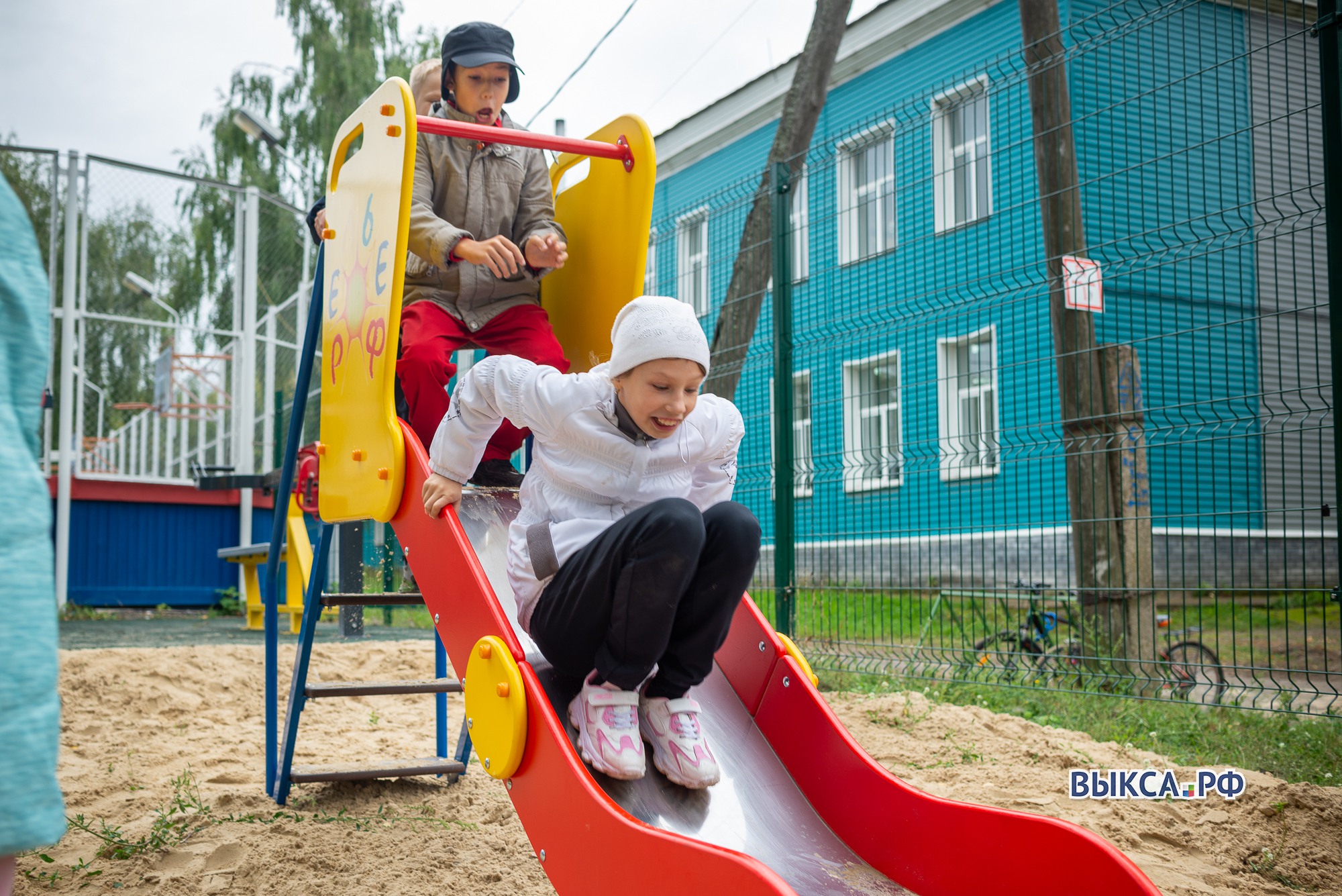 По инициативе родителей у школы №10 установили качели, горку и песочницу